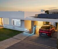 Grafik zeigt Haus mit Speicher, Solaranlage auf dem Dach und einem Fahrzeug, das geladen wird.