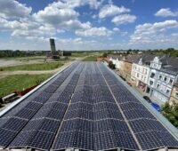 Zu sehen ist die PV-Anlage auf dem Dach des Hochbunkers. Sie ist zentraler Teil vom Energiekonzept mit Photovoltaik, Speicher und BHKW.