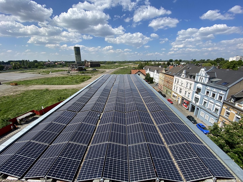 Zu sehen ist die PV-Anlage auf dem Dach des Hochbunkers. Sie ist zentraler Teil vom Energiekonzept mit Photovoltaik, Speicher und BHKW.