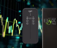 Im Bild eine Grafik mit Hauskraftwerk von E3/DC und einer Kurve als Symbol für das Laden von Elektroautos mit dynamischen Stromtarifen.