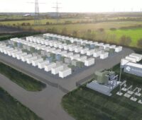 Computergrafik zeigt einen großen Batteriepark in der Nähe von Strommasten.