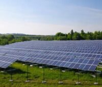 Zu sehen ist ein Photovoltaik-Solarpark. Die Anlagenkombination Photovoltaik mit Batteriespeicher könnte ein zentraler Baustein für die Energiemärkte von morgen sein.