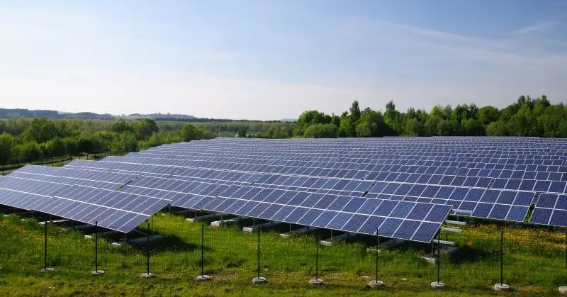 Zu sehen ist ein Photovoltaik-Solarpark. Die Anlagenkombination Photovoltaik mit Batteriespeicher könnte ein zentraler Baustein für die Energiemärkte von morgen sein.