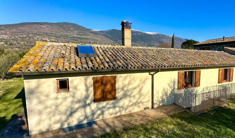 Im eine Solarthermie-Anlage mit dem Tankkollektor von EDN auf dem Dach eines südländischen Hauses.