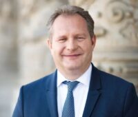Im Bild ist Jens Kerstan, Senator für Umwelt, Klima, Energie und Agrarwirtschaft, der die Solarpotenzialstudie in Hamburg zum Anlass nehmen will, die Anstrengungen im Bereich PV zu verstärken.