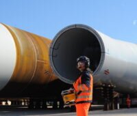 Blick in ein die Stahlröhre eines Offshore-Windkraft-Fundaments