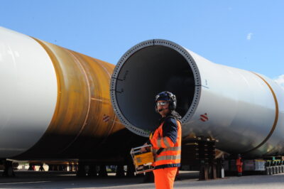 Blick in ein die Stahlröhre eines Offshore-Windkraft-Fundaments