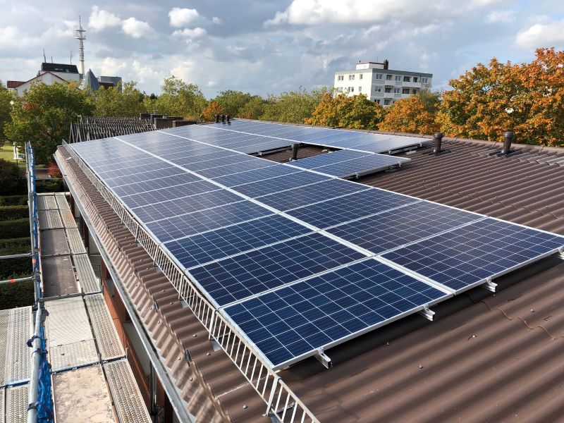 Eine kleine PV-Anlage auf einem Mietshausdach.