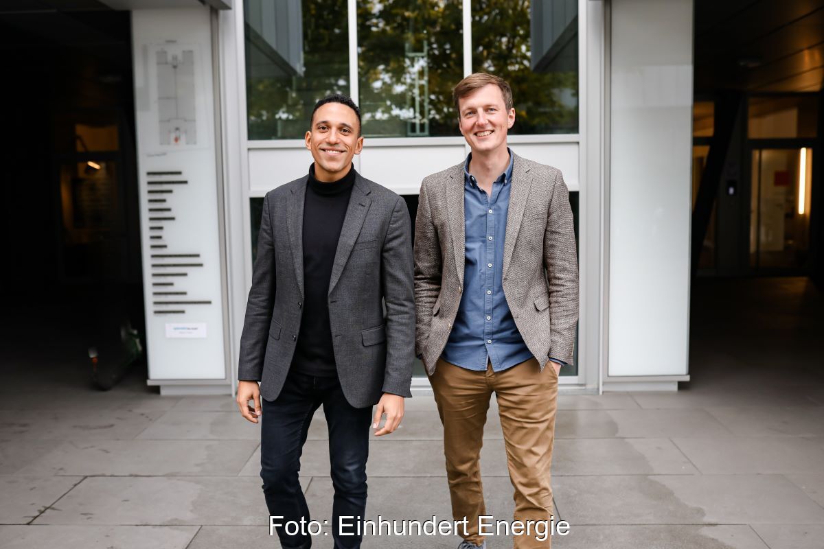 Die Gründer der Einhundert Energie, Ernesto Garnier und Markus Reinhold stehen lächelnd vor einem Haus.