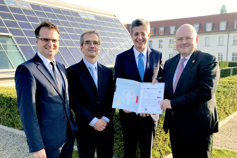 Übergabe des Zertifikates für ein Smart Meter Gateway durch das BSI an EMH