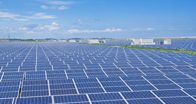 Im Bild eine Photovoltaik-Freiflächenanlage, Chint Solar kauft ein Agri-PV-Projekt von Enerside.