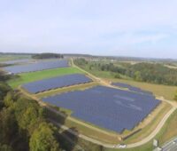 Zu sehen ist ein bereits bestehender Photovoltaik-Solarpark von E.ON, der in Weidenwang ist der zweite im der Gemeinde Berching.