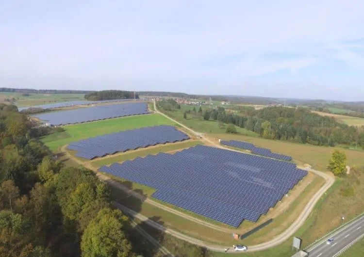 Zu sehen ist ein bereits bestehender Photovoltaik-Solarpark von E.ON, der in Weidenwang ist der zweite im der Gemeinde Berching.