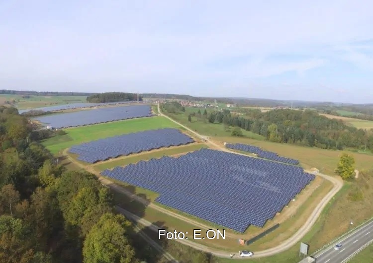 Zu sehen ist ein bereits bestehender Photovoltaik-Solarpark von E.ON, der in Weidenwang ist der zweite im der Gemeinde Berching.