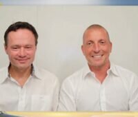 ZU sehen sind die Photovoltaiktechnologie-Innovatoren Henrik Lindström und Giovanni Fili, die den Europäischen Erfinderpreis 2021 für ihre Farbstoffsolarzelle erhalten.