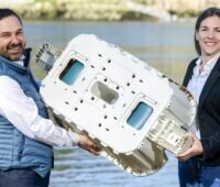 Zu sehen sind Nuno Correia und Carla Gomes, die das Tracking-System für schwimmende Photovoltaik-Anlagen entwickelt haben