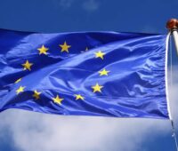 Zu sehen ist die europäische Flagge als Symbol für das wichtige Projekt von gemeinsamem europäischem Interesse (IPCEI) für die Photovoltaik.