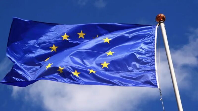 Zu sehen ist die europäische Flagge als Symbol für das wichtige Projekt von gemeinsamem europäischem Interesse (IPCEI) für die Photovoltaik.