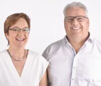 Zu sehen sind Wolfgang Kempfle und seine Frau Bettina, die den Photovoltaik-Installationsbetrieb ESS Kempfle aufgebaut haben.