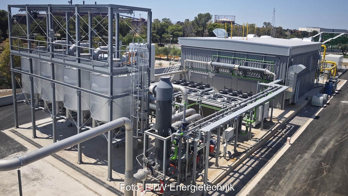 Im Bild die Biomethananlage zur Aufbereitung von Deponiegas in Tarent von ETW Energietechnik.