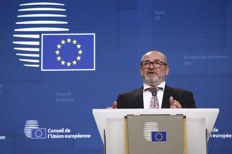 Ein Mann an Rednerpult vor Logo der Europäischen Union - Ungarns Energieminister Csaba Lantos.