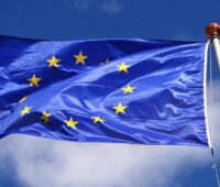 EU-Flagge als Symbol für Klimaschutz-Regeln in Europa