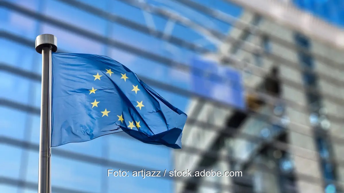 Eine EU-Flagge vor einem Gebäude, die EU-Kommission hat 2,9 Milliarden Euro für Netto-Null-Technologien bewilligt.