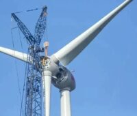 Im Bild eine Windenergieanlagen-Montage, die EU-Notfallverordnung bietet Chancen für den Ausbau der Windenergie in Baden-Württemberg.