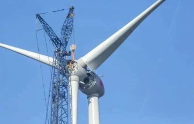 Im Bild eine Windenergieanlagen-Montage, die EU-Notfallverordnung bietet Chancen für den Ausbau der Windenergie in Baden-Württemberg.