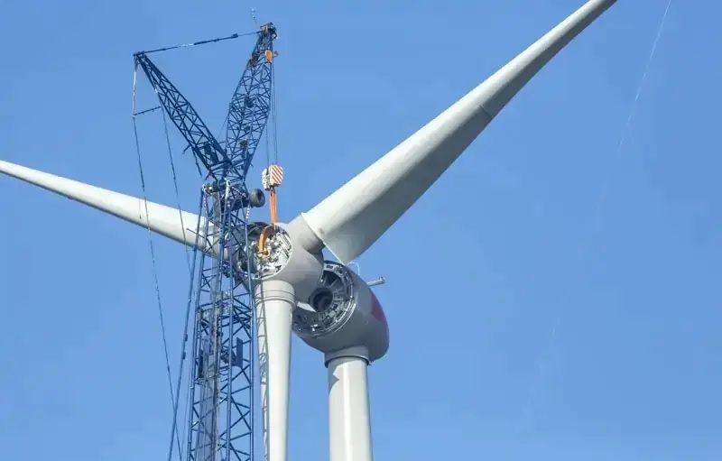 Im Bild eine Windenergieanlagen-Montage, die EU-Notfallverordnung bietet Chancen für den Ausbau der Windenergie in Baden-Württemberg.