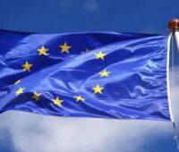 Eine Europaflagge als Symbol für die neuen Beihilferegeln der EU für grüne Technologien.