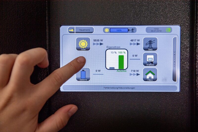 Zu sehen ist eine Steuerung einer PV-Anlage, wie sie beim EWE-Start-up Eigensonne zum Einsatz kommen könnte.