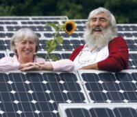 Im Bild Ursula und Michael Sladek in einer PV-Anlage, sie gründeten 30 Jahre zuvor die Elektrizitätswerke Schönau.