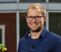 Portraifoto von Geschäftsführer Jan Paul Dahm vor dem Firmengebäude von EWS