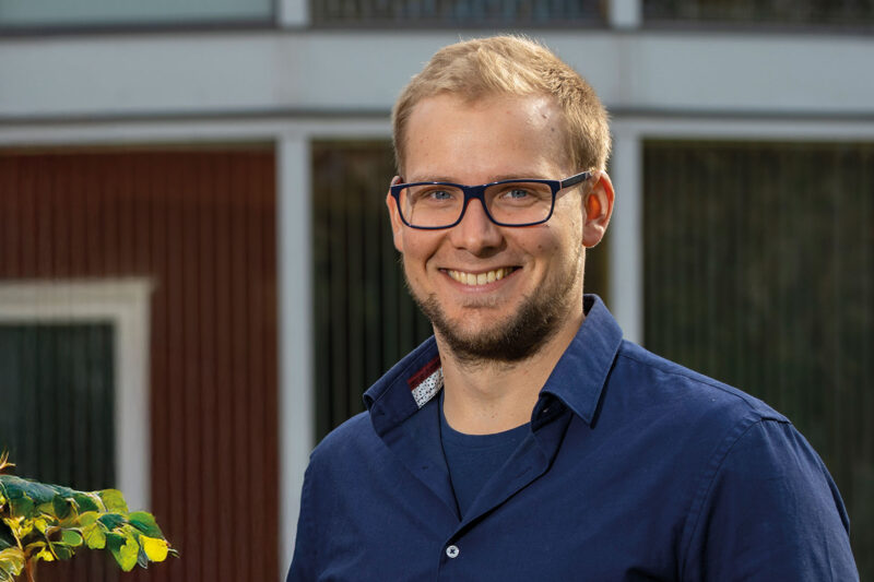 Portraifoto von Geschäftsführer Jan Paul Dahm vor dem Firmengebäude von EWS