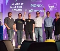 Zu sehen sind die Preisträger vom diesjährigen MakeItMatter-Award für Startups, die die dezentrale Energiewende mit innovativen Ideen und Gemeinsinn voranbringen mit Vertreter:innen der Elektrizitätswerke Schönau (EWS).