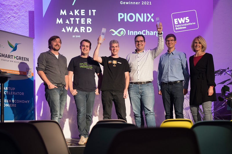 Zu sehen sind die Preisträger vom diesjährigen MakeItMatter-Award für Startups, die die dezentrale Energiewende mit innovativen Ideen und Gemeinsinn voranbringen mit Vertreter:innen der Elektrizitätswerke Schönau (EWS).