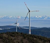 Zu sehen ist ein Windpark, die Ausschreibung der Windenergie an Land ist erneut unterzeichnet.