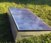 Zwei ältere Photovoltaikmodule auf einem kompakten Flachdachgestell EasySunKit aus Alu-Platten