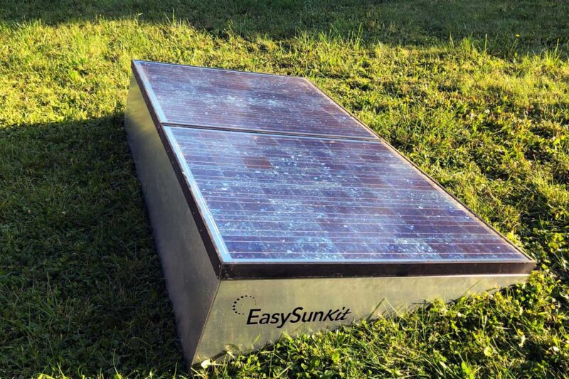 Zwei ältere Photovoltaikmodule auf einem kompakten Flachdachgestell EasySunKit aus Alu-Platten