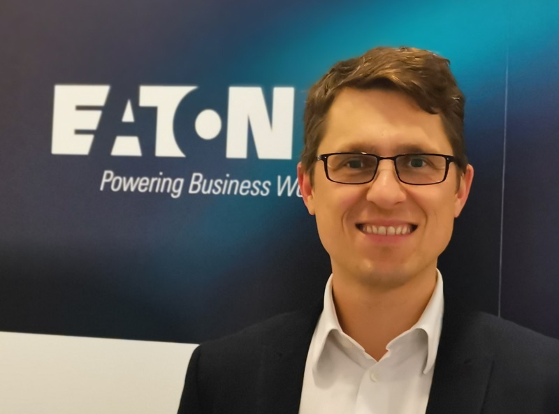 Zu sehen ist Dr. Stefan Rohrmoser, Geschäftsführer Vertrieb bei Eaton, stellt sich für das Stromnetz der Zukunft eine flexible, zellulare Struktur vor.