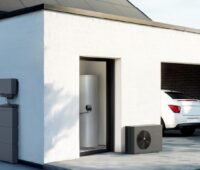 Im Bild ein Haus mit Wärmepumpe und Speicher, Ecoflow präsentiert Photovoltaik-Heizlösungen.