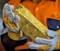 Zu sehen ist ein Goldbarren in den Händen eines Minenarbeiters. Anglo Gold Ashanti finanziert eine PV-Anlage für die Mitarbeiterunterkünfte in seiner Goldmine in Ghana mit Crowdinvesting durch Ecoligo.