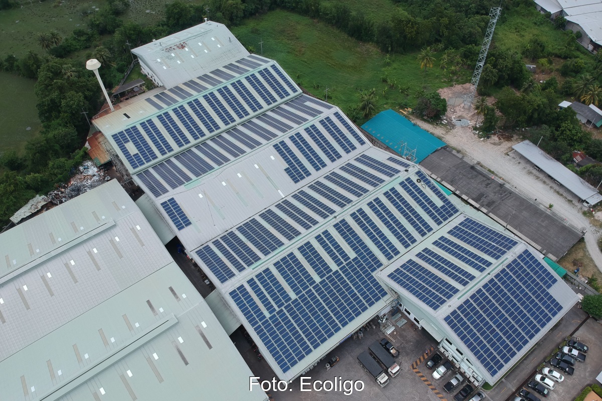Zu sehen ist die Aufdach-Photovoltaikanlage, die Ecoligo mit dem Photovoltaik-Unternehmen in Thailand erworben hat.
