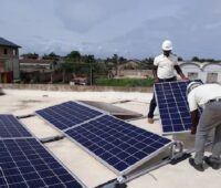 Zu sehen ist eine der Solar-as-a-Service-Lösungen von Ecoligo in Afrika.