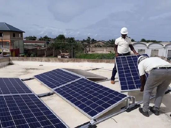 Zu sehen ist eine der Solar-as-a-Service-Lösungen von Ecoligo in Afrika.