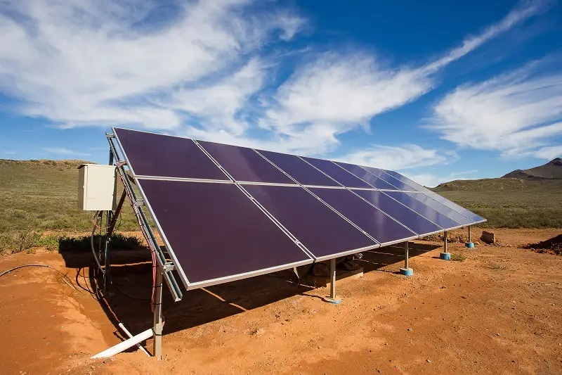 Zu sehen ist Photovoltaik-Anlage in Afrika. Ecoligo expandiert nach Uganda.