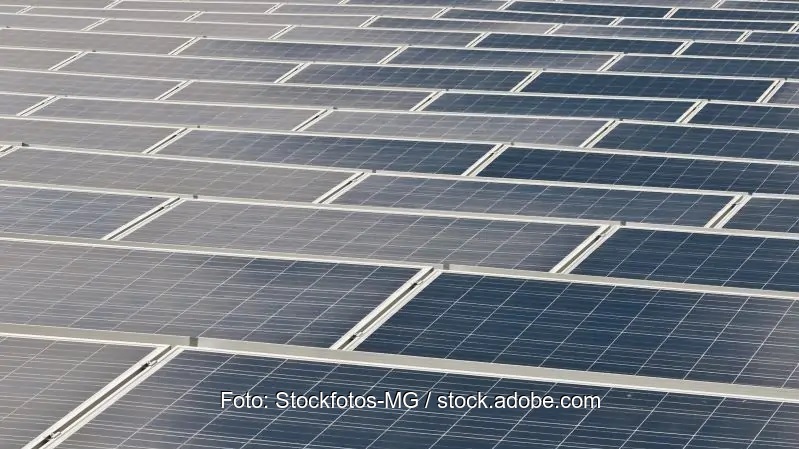Zu sehen sind Photovoltaik-Module, für die das Recycling-Verfahren irgendwann einmal relevant werden könnte.