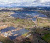Zu sehen ist eine Luftaufnahme vom Photovoltaik-Solarpark Mogadouro.