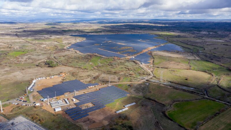 Zu sehen ist eine Luftaufnahme vom Photovoltaik-Solarpark Mogadouro.